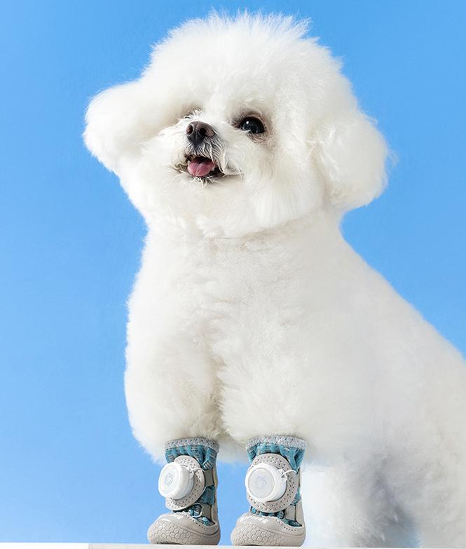 One-click knob to shrink dog shoes; Four dog shoe covers that are dirt-resistant and durable for going out all year round
