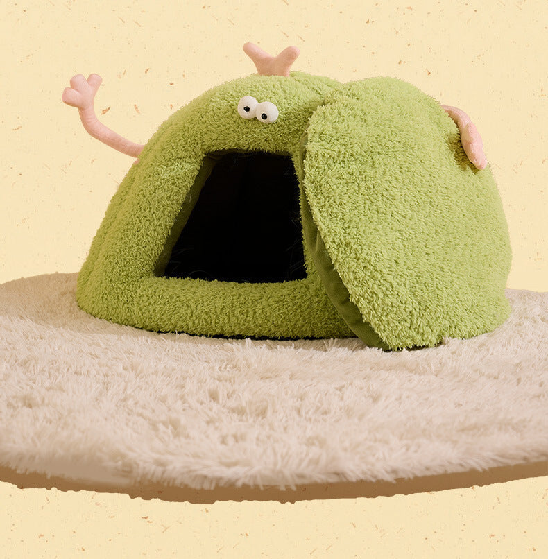 A plush pet bed in the shape of a little monster; Suitable for all seasons; Semi-enclosed dog and cat bed MATS; Pet supplies