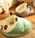 Slip-shaped pet bed: All-season compatible slip-shaped cat bed; Semi-enclosed cat house bedding for autumn and winter; Pet nest