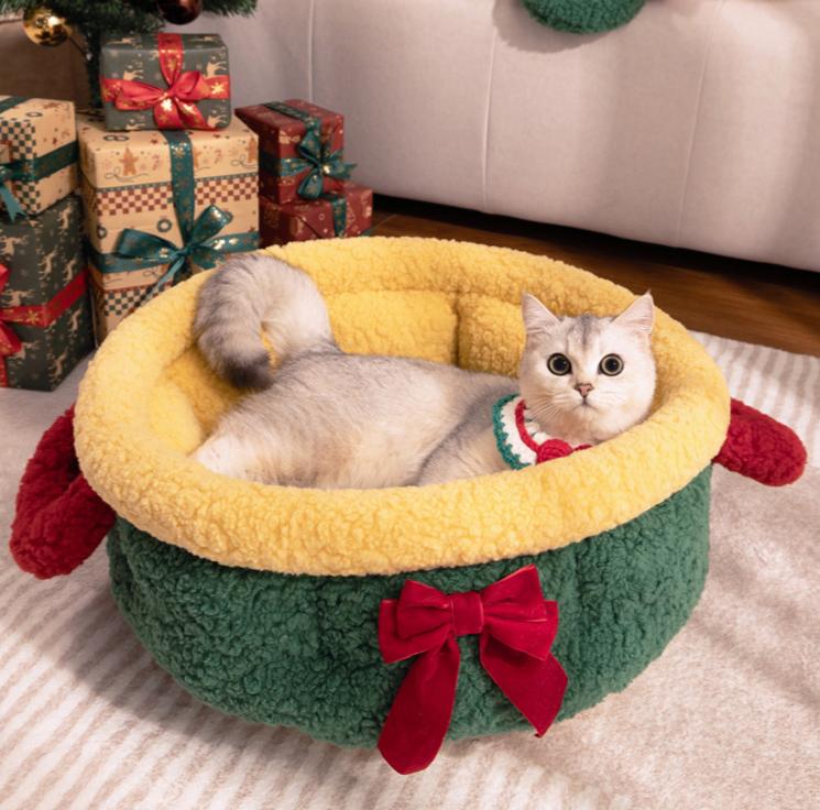 Christmas Limited Edition · Basket-style Pet Bed: Cat and Dog Christmas Bed; Cat Christmas bed A semi-enclosed winter thickened and warm Christmas pet bed for small dogs
