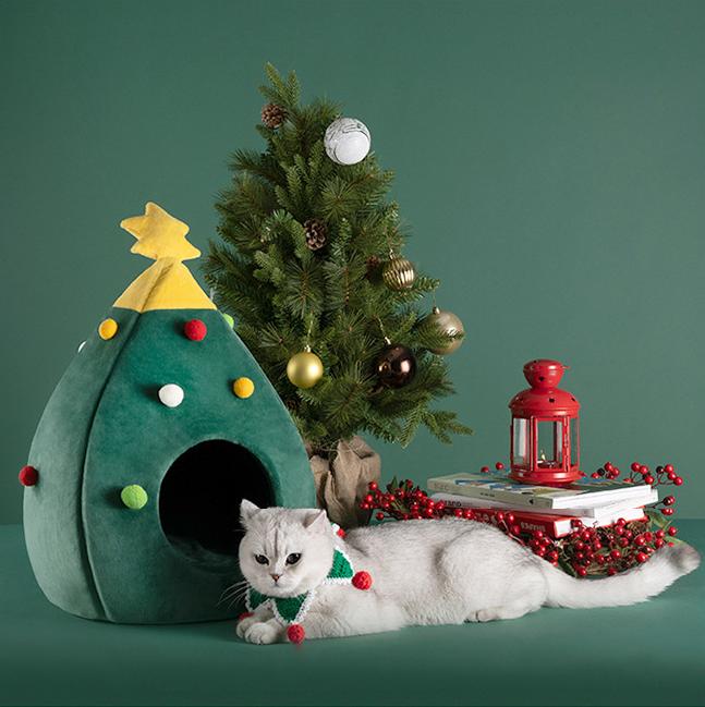 Christmas tree cat bed dog bed Winter fully enclosed cat house and small dog shelter; The Christmas doghouse can be disassembled and washed