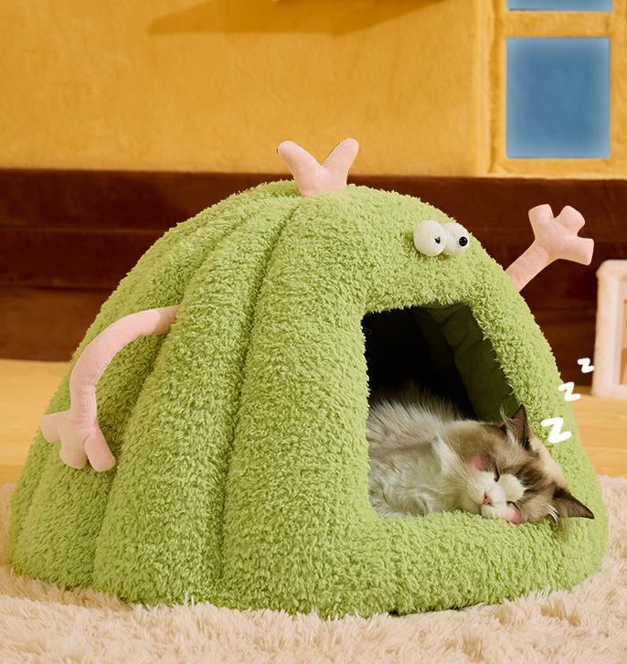 A plush pet bed in the shape of a little monster; Suitable for all seasons; Semi-enclosed dog and cat bed MATS; Pet supplies
