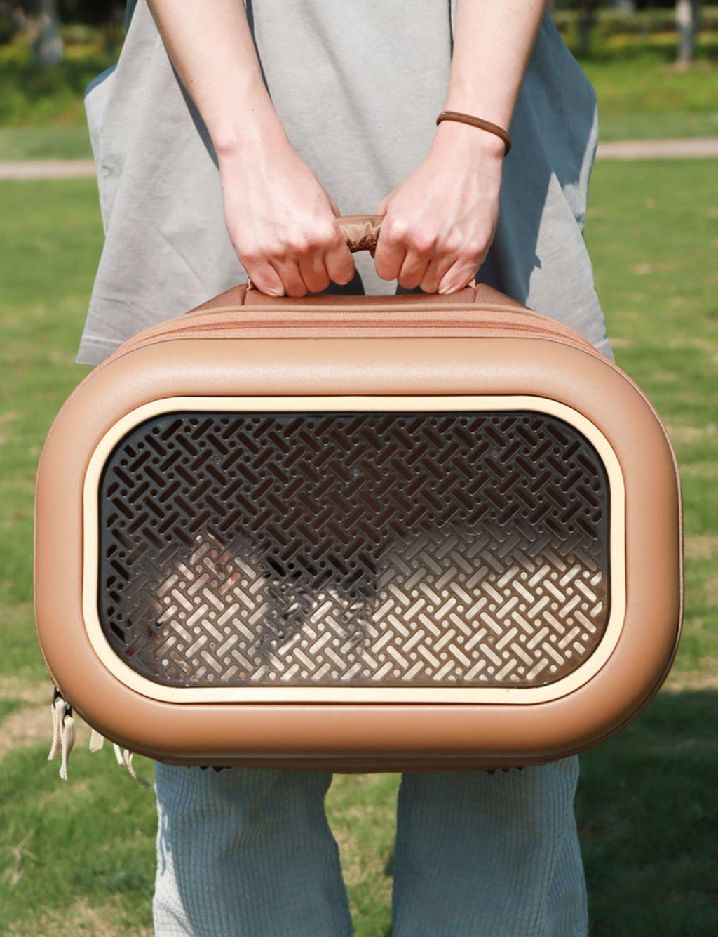 Multi-functional portable pet bag The cat bag is portable for going out. Large-capacity cat hand-held suitcase with pet handle