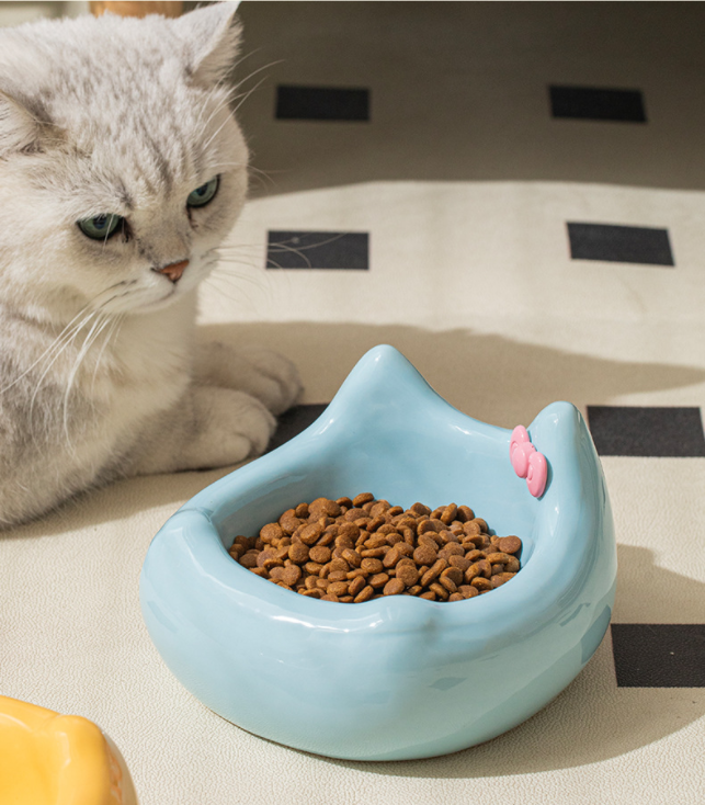 Ceramic pet feeding bowl; It can hold pet food and water. Ceramic products are heavy and not easy to be knocked over. A pet food bowl with a raised neck guard at the bottom