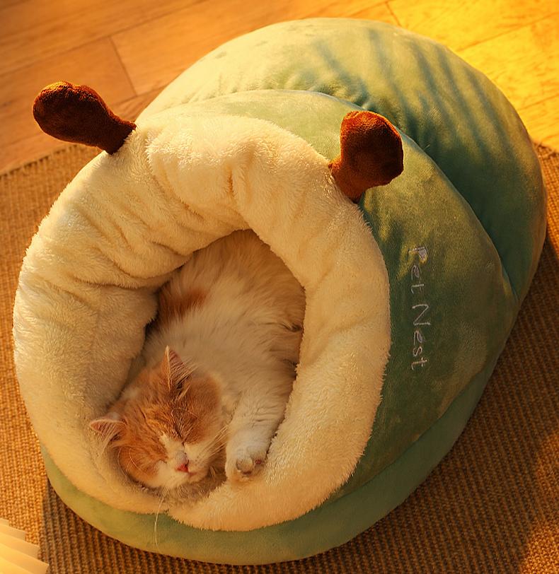 Slip-shaped pet bed: All-season compatible slip-shaped cat bed; Semi-enclosed cat house bedding for autumn and winter; Pet nest