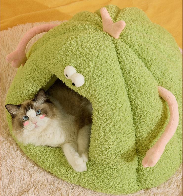 A plush pet bed in the shape of a little monster; Suitable for all seasons; Semi-enclosed dog and cat bed MATS; Pet supplies